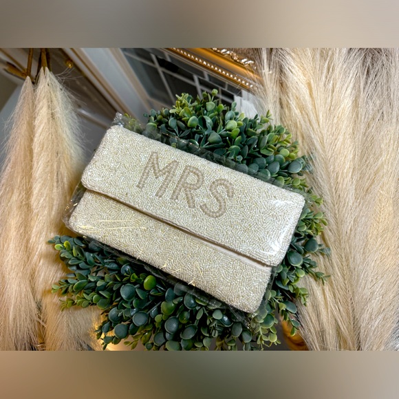 [[NWT]] Elegant Mrs. Pearl Beaded Clutch – White w/ Gold Chain - Francesca’s - Picture 1 of 5